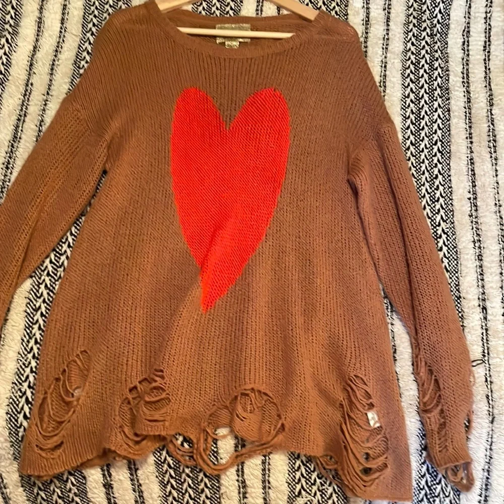 WILDFOX ORGINAL HEART SWEATER - Picture 1 of 5